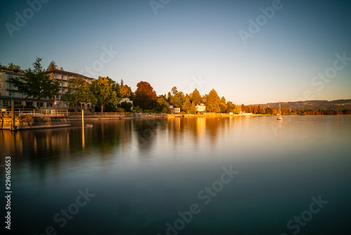 D, Bayern, Bodensee, LIndau, Lindenhofpark, Goldener Oktober am Bodensee mit softer, glatter Wasserfläche und warmen Farben