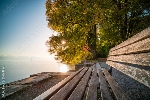 D, Bayern, Bodensee, LIndau, Lindenhofpark, Goldener Oktober am Bodensee, grafische Sicht über eine Sitzbank am Ufer