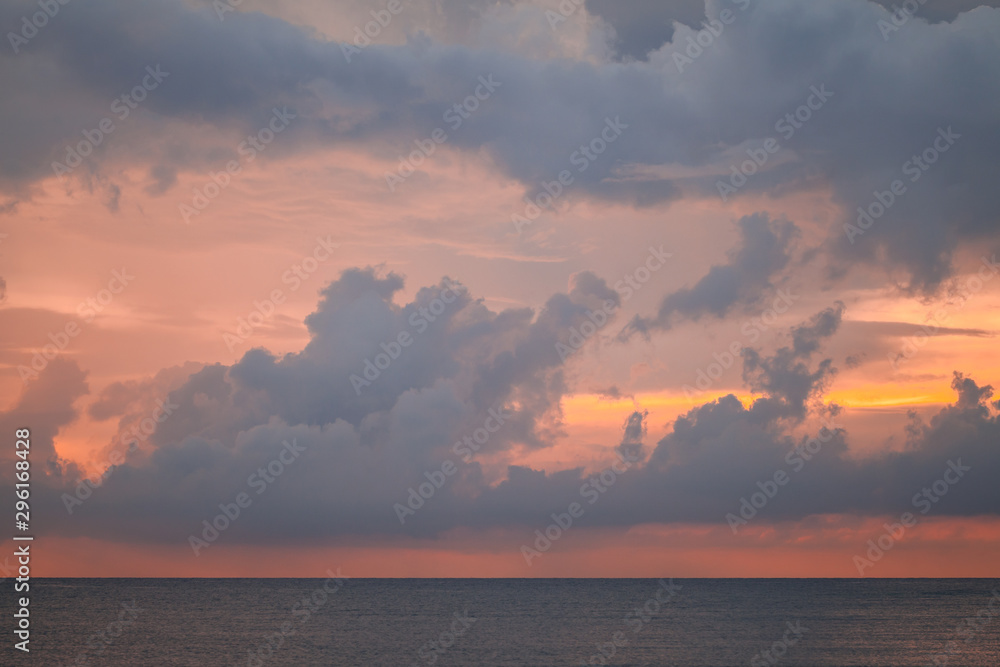 Naklejka premium Colorful tropical sky with clouds over ocean