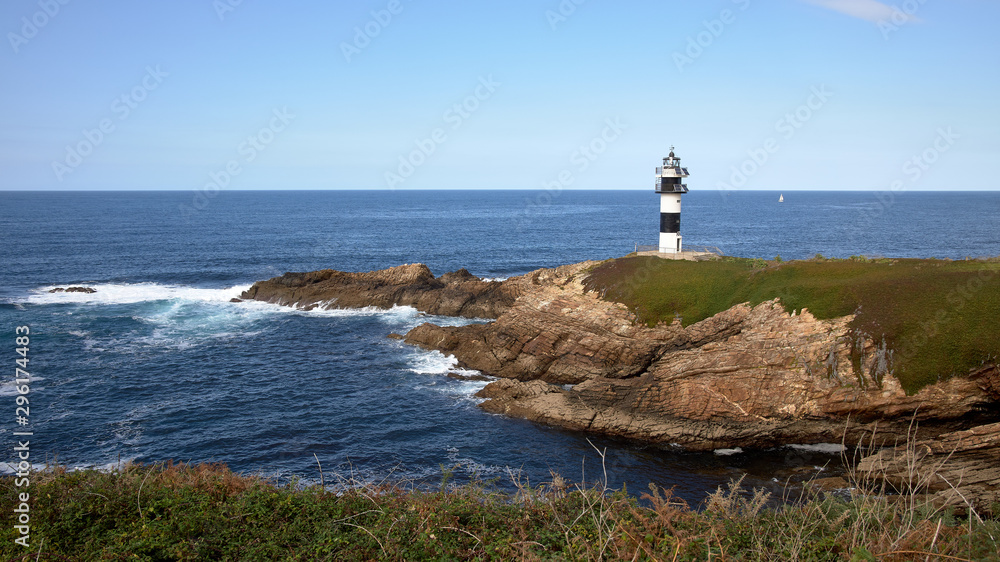 faro en una isla y acantilado faro en una isla y acantilado