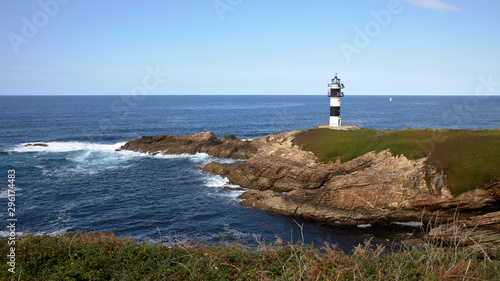 faro en una isla y acantilado