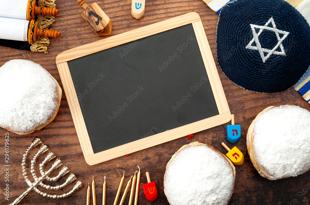 Φωτογραφία Happy Hanukkah and judaism conceptual idea with wood dreidel, traditional menora
