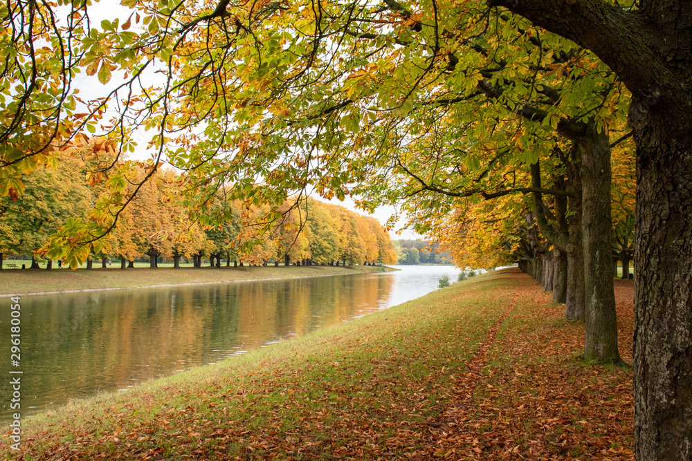 Herbstliche Parkansicht mit Ufer eines Sees