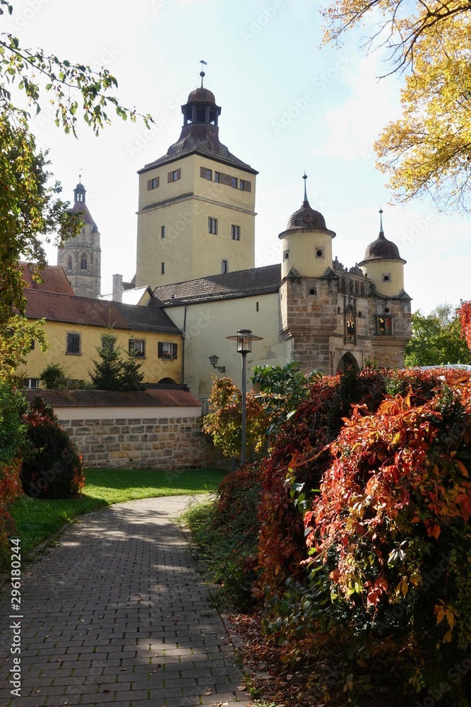 Weißenburg in Bayern - Ellinger Tor mit Turm der Andreaskirche