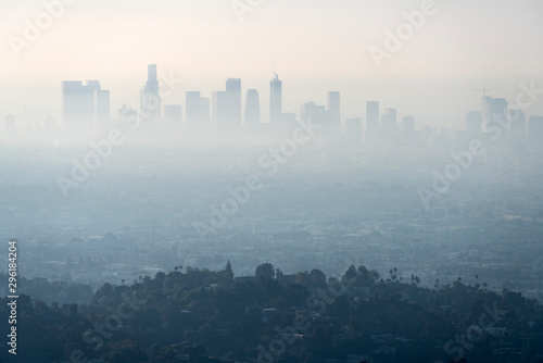 Thick layer of smog and haze from nearby brush fire obscuring the view of downtown Los Angeles buildings in Southern California Fototapet