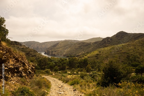 Chemin rocailleux dans les collines en Espagne