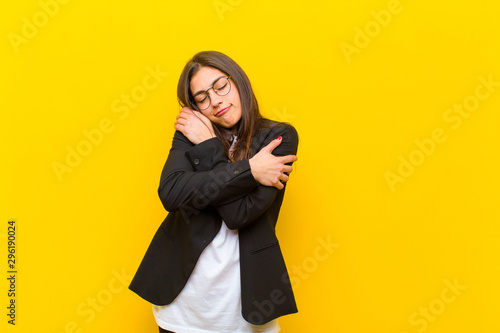 Fotografía young  pretty woman feeling in love, smiling, cuddling and hugging self, staying