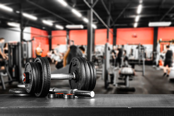 Fotobehang Fitness Industrieel sportschoolinterieur met krachttoestellen  © magdal3na
