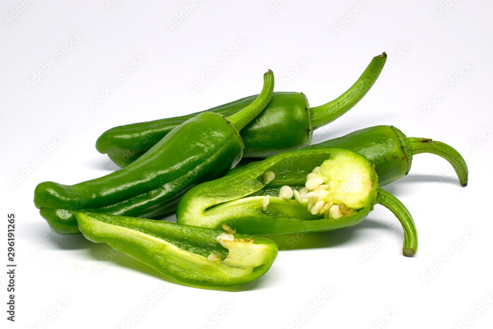 Grüne Jalapeno, teilweise längs aufgeschnitten, isoliert auf weißem Hintergrund Grüne Jalapeno, teilweise längs aufgeschnitten, isoliert auf weißem Hintergrund
