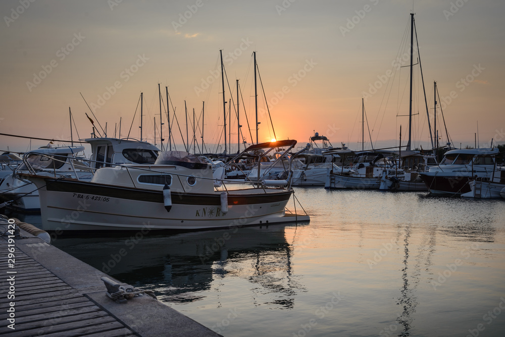 Fototapeta premium puesta de sol en el puerto deportivo de Roses, Costa Brava, Cataluña, España