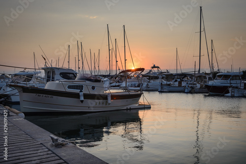 Fototapeta Naklejka Na Ścianę i Meble -  puesta de sol en el puerto deportivo de Roses, Costa Brava, Cataluña, España