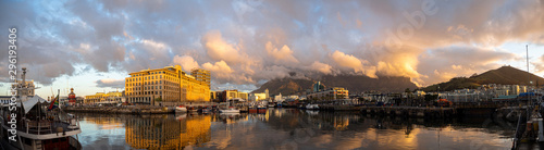 Fotografia, Obraz wide panorama of Cape Town cloudy Table Mountain, Signal Hill from Waterfront at sunset