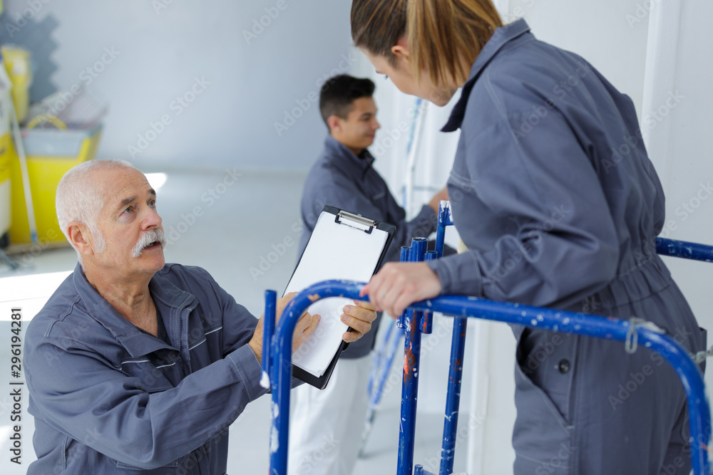 Obraz premium team of worker looking at house design