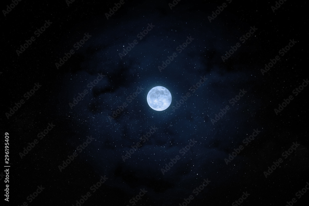 Fototapeta premium moon on a cloudy night