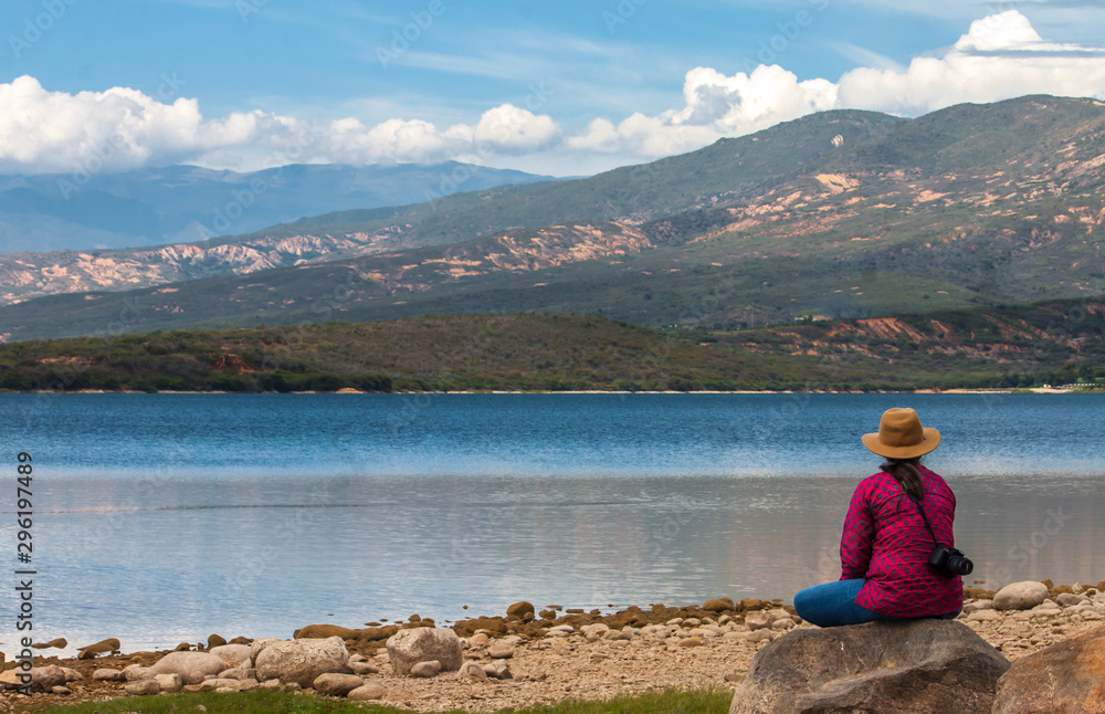 Persona disfrutando de la paz al contemplar un paisaje Persona disfrutando de la paz al contemplar un paisaje