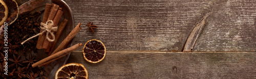 Foto top view of cinnamon sticks, anise and dried citrus fruit on wooden rustic table