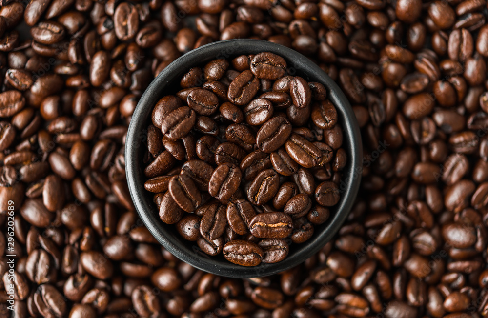 Fototapeta premium Roasted coffee beans in a black bowl