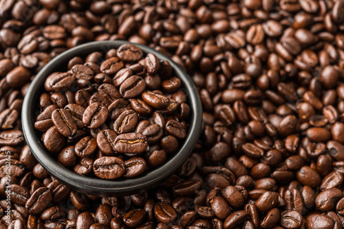 Roasted coffee beans in a black bowl