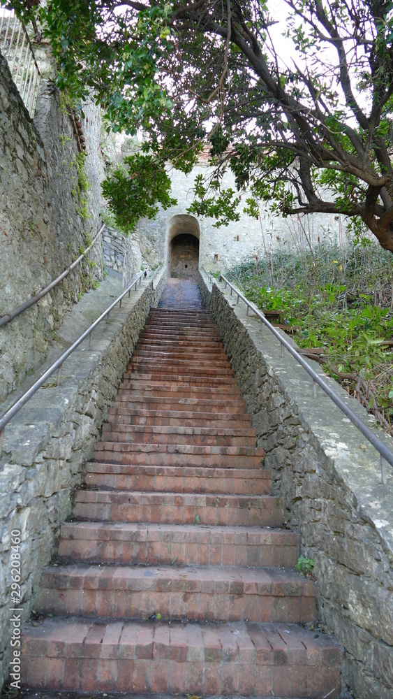 Antica scalinata in pietra del castello di Lerici in Liguria Antica scalinata in pietra del castello di Lerici in Liguria