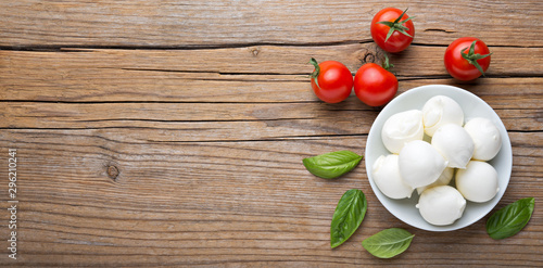 Foto Small mozzarella balls, cherry tomatoes and basil