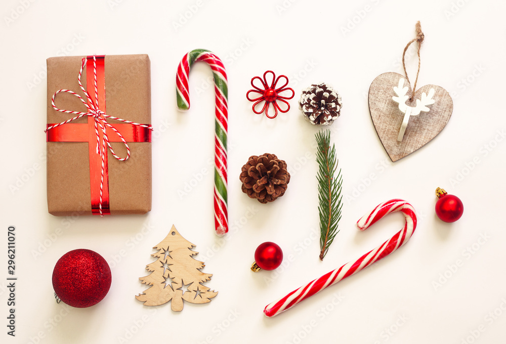 Obraz premium Christmas holiday festive background with blurry lights. Santa, pine branch and candies flat lay