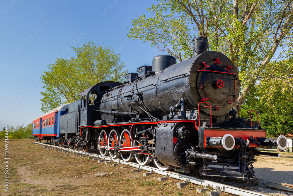 Obraz premium Stara lokomotywa parowa czarny pociąg