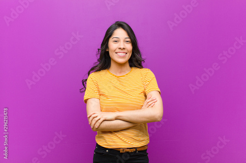 Foto young pretty latin woman looking like a happy, proud and satisfied achiever smil