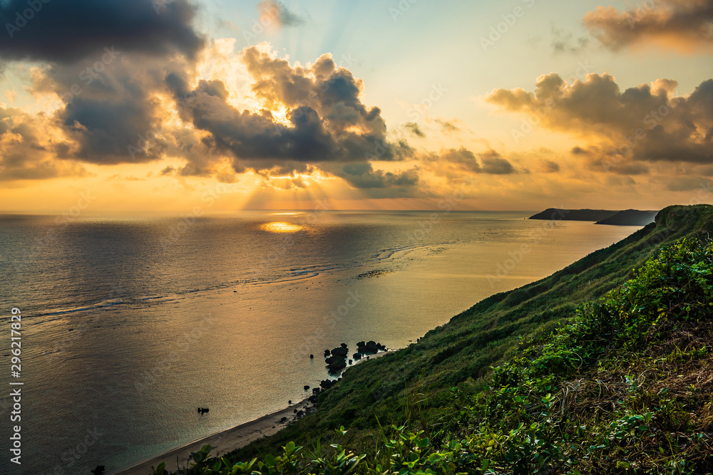 Obraz premium 早朝の宮古島 The sky at daybreak in Miyakojima Island, Okinawa.
