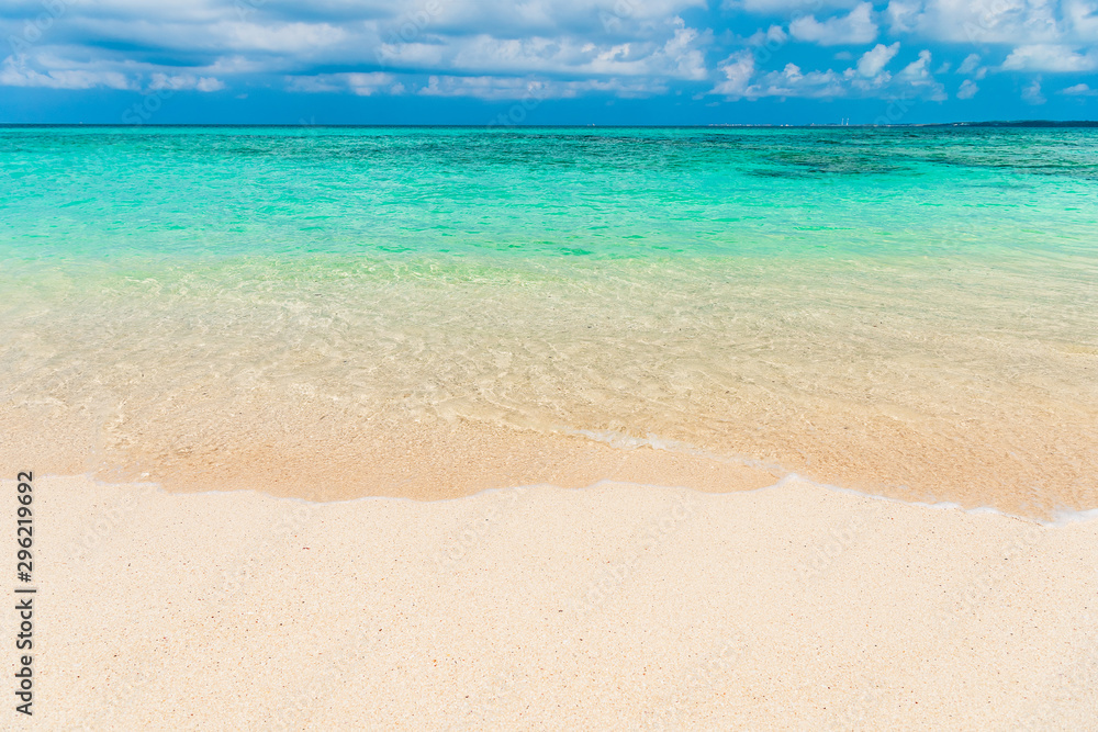Fototapeta premium 宮古島の海 Beautiful beach in Miyakojima Island, Okinawa.