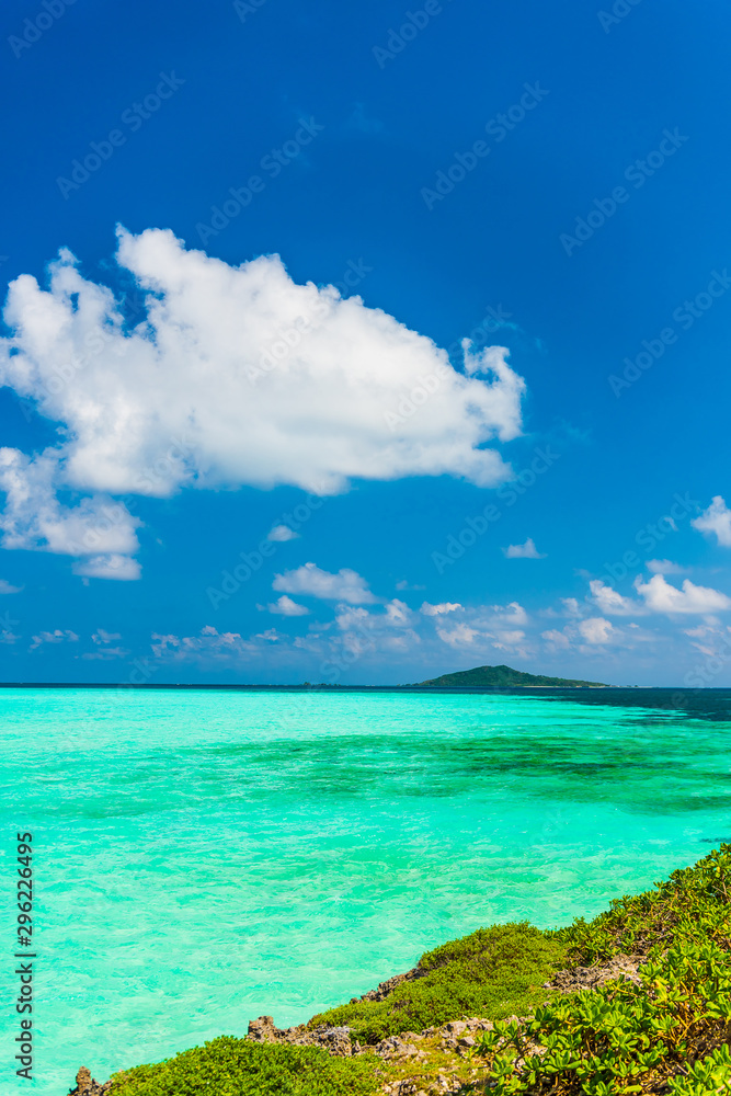 Fototapeta premium 美しい宮古島の海 Beautiful beach in Miyakojima Island, Okinawa.