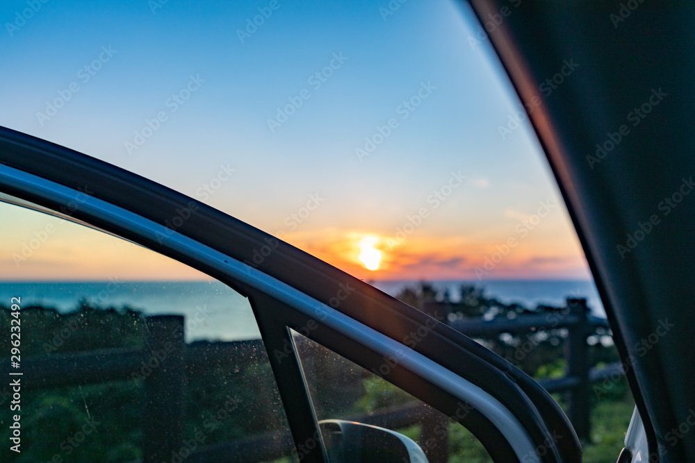 車と夕陽