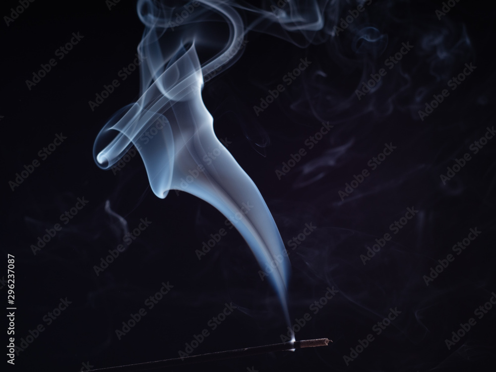 Obraz premium White smoke steam isolated on black background, close up view. Structure of white smoke, brush effect. Abstract background of burning incense. Fragrance for relaxation and meditation