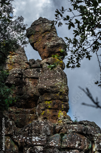 rocas con formas llamativas haciendo equilibrio de manera natural photo