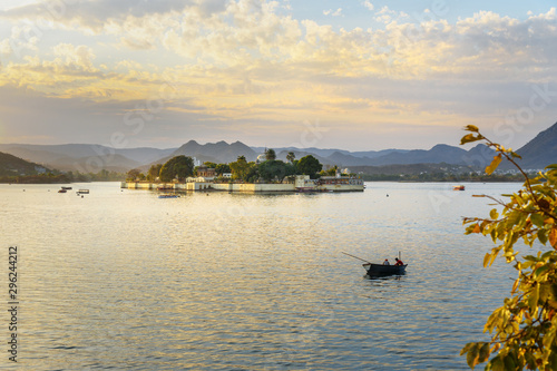 Obraz na płótnie Sunset at Pichola Lake in Udaipur. India w salonie