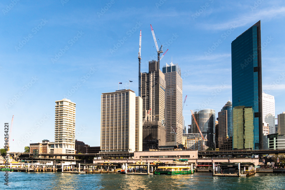 Obraz premium Słoneczny dzień nad panoramą dzielnicy biznesowej Sydney i terminalem promowym Circular Quay w największym mieście Sydney w Australii