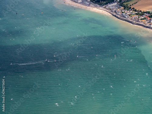 vue aérienne de voiliers à Courseulles-sur-Mer dans le département du Calvados en France