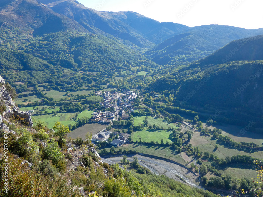 Vistas y paisajes del Pirineo de Huesca, Aragón, España; Escenas de alta montaña en la época del inicio del Otoño