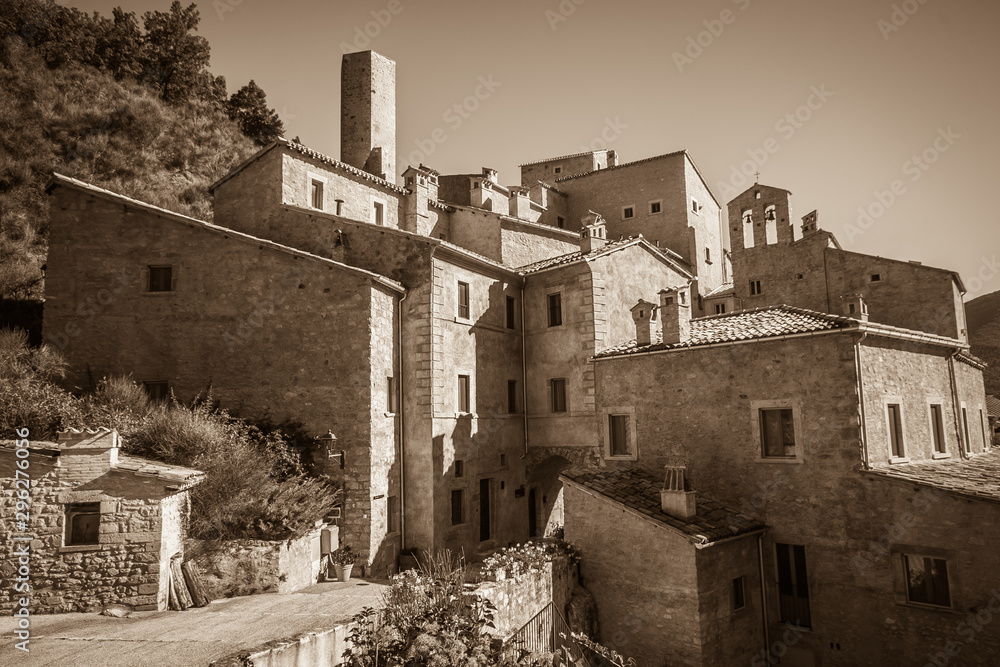 Abbarbicato sulle pendici del monte Purugia, il Castello di Postignano domina dalle sue alte case torri la valle del Vigi, lungo un antico percorso che collegava Spoleto e Norcia con Foligno.
