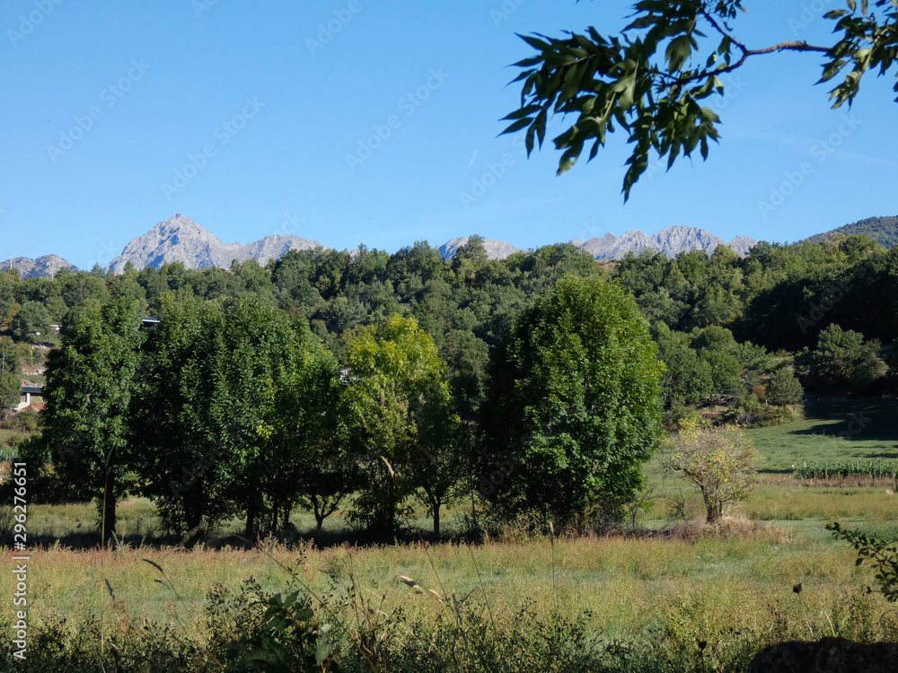 Montañas y paisaje del Pirineo de Huesca, Aragón, España; Alta montaña en los inicios del otoño.
