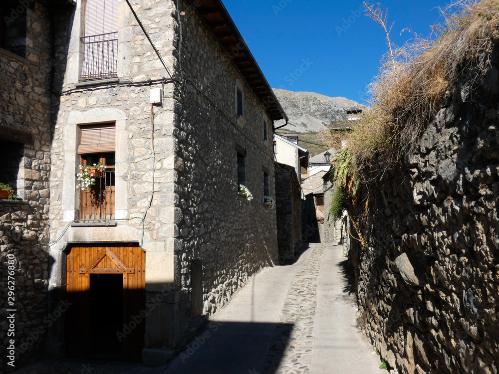 Pueblo de Chía en el pirineo de Huesca, Aragón, España; pueblo de alta montaña