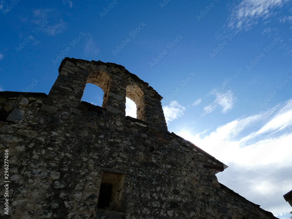 Torre campanario de una Ermita del Siglo XI en la población de Chía, en el Pirineo de Huesca, Aragón, España