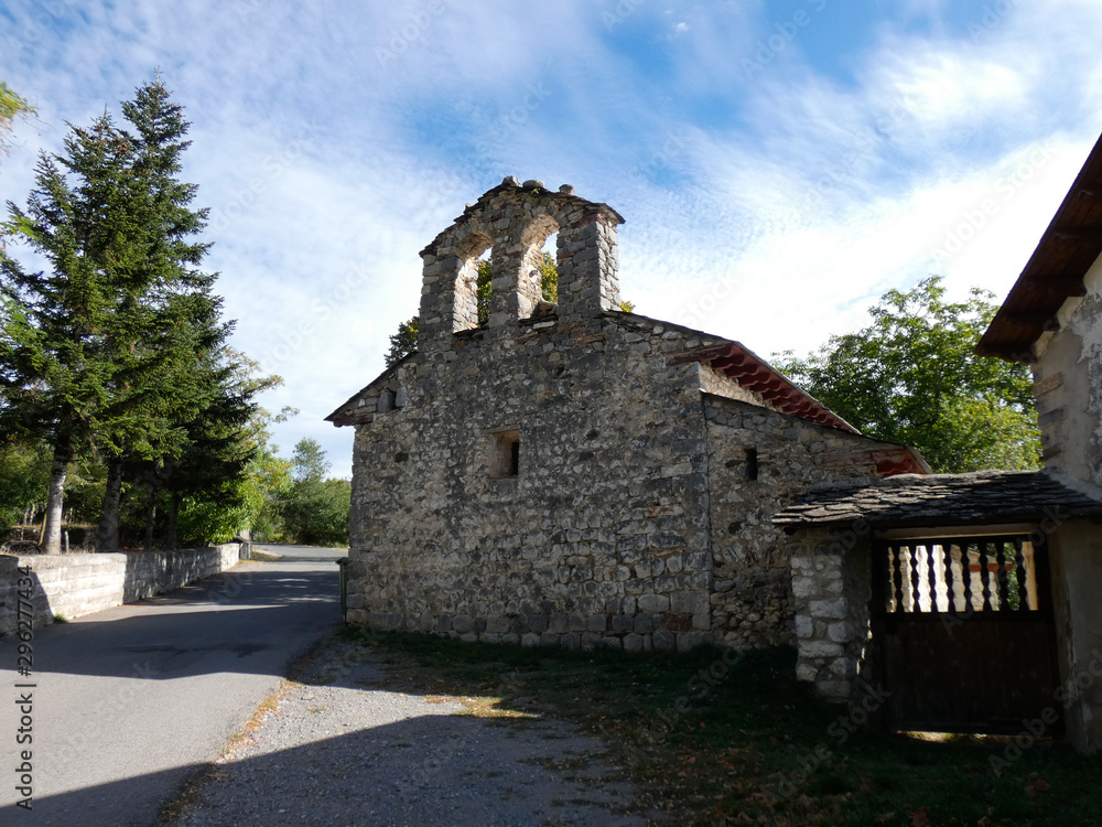 Ermita del siglo XI en la población de Chia en el pirineo de Huesca, Aragón, España