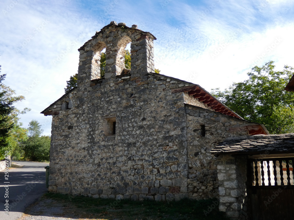 Ermita del siglo XI en la población de Chia en el pirineo de Huesca, Aragón, España