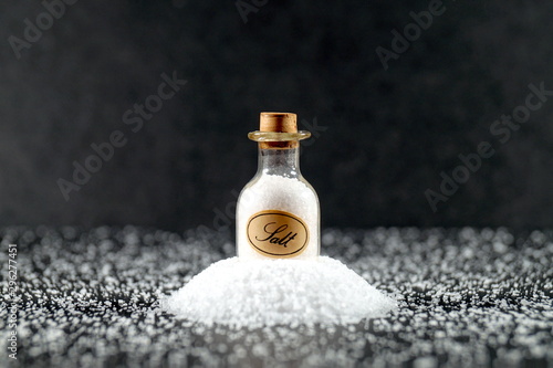 Fotografi old vintage Salt Miniature glass and Crystals of salt on a dark table