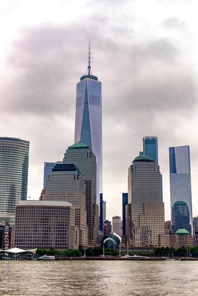 Fototapeta premium Skyscrapers of Manhattan view from the boat