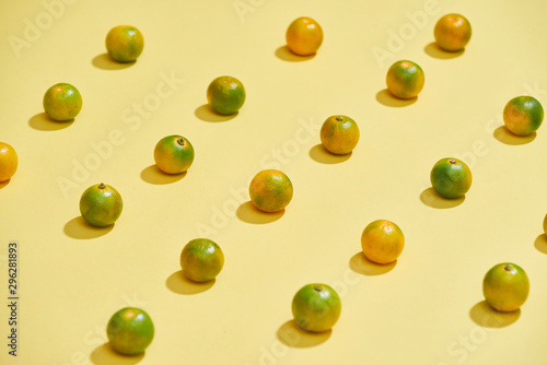 фотографія Flat lay pattern of fresh Calamondin or citrus microcarpa on a colorful background