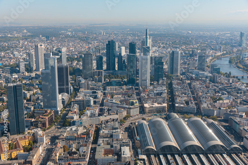 Frankfurt am Main Skyline Innenstadt mit Hauptbahnhof aus Westen