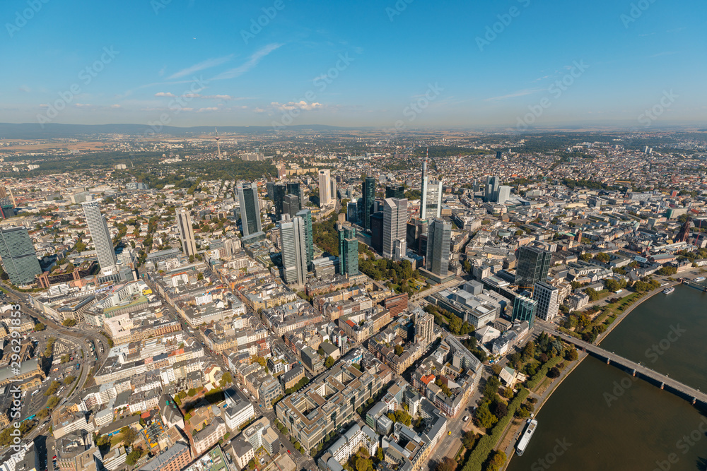 Frankfurter Innenstadt mit der Skyline als Luftbild aus Süden
