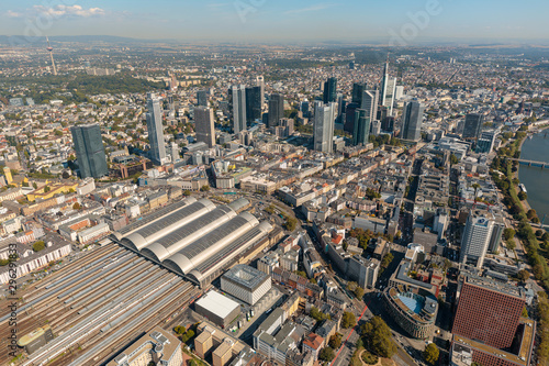 Luftbild Frankfurt am Main Hauptbahnhof und Hochhäuser in der Innenstadt am Main
