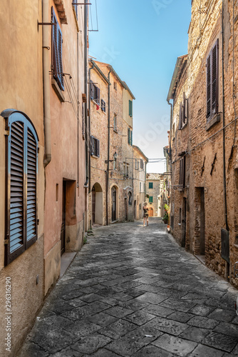 Fototapeta Naklejka Na Ścianę i Meble -  Old Stone Buildings on Alleys in Tuscany Italy